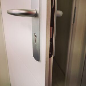 photo d'une porte pour article intitulé "comment changer le cylindre d'une porte"
